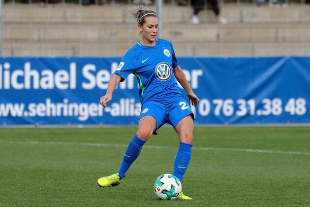 Lena Goeßling (Lena Goessling, Wolfsburg, 28), am Ball, Spielszene, Freisteller, Ganzkörper, Einzelbild, Aktion, Action, Fussball, Allianz Frauen-Bundesliga, SC Freiburg - VfL Wolfsburg,