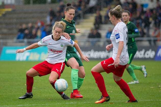 v.li.: Lily Agg (1. FFC Frankfurt, 8), Giovanna Hoffmann (SV Werder Bremen, 17) und Cecilie Sandvej (1. FFC Frankfurt, 3) im Dreikampf, Zweikampf, Duell, Fussball, Allianz Frauen-Bundesliga, 1. FFC Frankfurt - SV Werder Bremen,