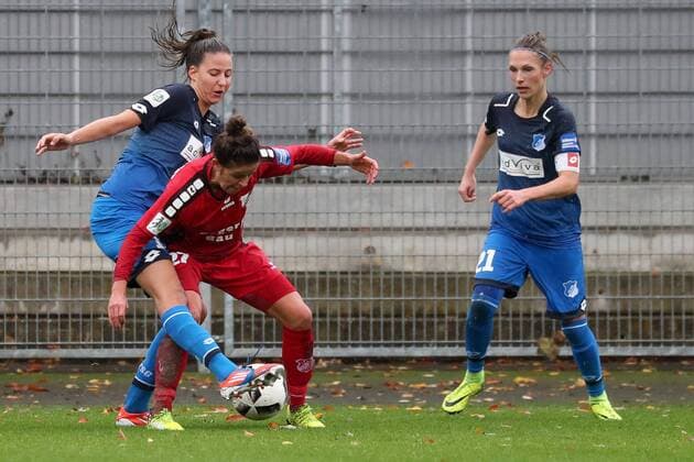 v.li.: Franziska Harsch (TSG, 17), Laura Feiersinger (Sand, 27), Leonie Pankratz (TSG, 21), Zweikampf, Duell, duel, tackle, tackling, Dynamik, Action, Aktion, Fussball, Allianz Frauen-Bundesliga, TSG 1899 Hoffenheim - SC Sand,