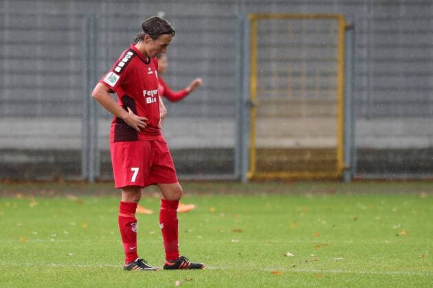 Anne Van Bonn (Sand, 7), enttäuscht über die Niederlage, Enttäuschung nach dem Schlusspfiff, Verlierer, verloren, Frustration, disappointed, pessimistisch, Fussball, Allianz Frauen-Bundesliga, TSG 1899 Hoffenheim - SC Sand,