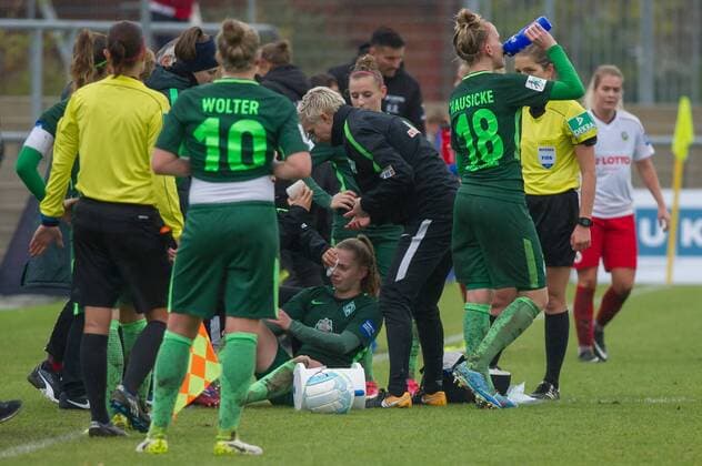 Nina Lührßen (Luehrssen, SV Werder Bremen, 4) liegt verletzt am Boden und wird behandelt, Platzwunde, Wunde, Blut, Verletzung, Schmerzen, schmerzverzerrtes Gesicht, Fussball, Allianz Frauen-Bundesliga, 1. FFC Frankfurt - SV Werder Bremen,