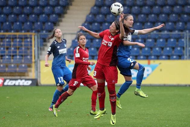 v.li.: Sylvia Arnold (Sand, 13), Leonie Pankratz (TSG, 21), Kopfball, header, Zweikampf in der Luft, Aktion, Action, Fussball, Allianz Frauen-Bundesliga, TSG 1899 Hoffenheim - SC Sand,