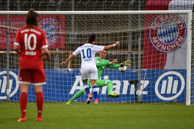 v.li.: Sofia Nati (Duisburg, 10) Torschützin zum 0:1, scores the goal, Tor, Goal, Torerfolg, Action, Aktion,Manuela Zinsberger (Torwart, Torfrau, FC Bayern München, FCB, 31) geschlagen, Fussball,Allianz Frauen-Bundesliga, FC Bayern München - MSV Duisburg,