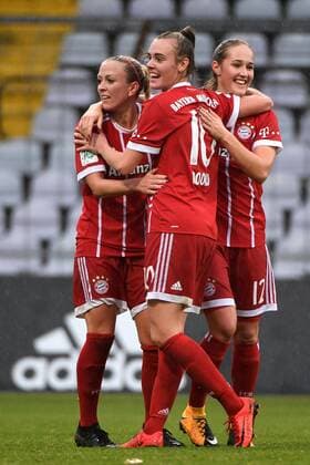 v.li.: Mandy Islacker (FC Bayern München, FCB, 23) Jill Roord (FC Bayern München, FCB, 10) Sydney Lohmann (FC Bayern München, FCB, 12) mit Torjubel, Jubel, Torjubel, Torerfolg, celebrate the goal, goal, celebration, Jubel ueber das Tor zum 2:1 durch Sydney Lohmann (FC Bayern München, FCB, 12) , optimistisch, Action, Aktion, Fussball,Allianz Frauen-Bundesliga, FC Bayern München - MSV Duisburg,