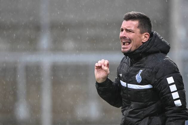 Trainer Christian Franz-Pohlmann (Duisburg) gibt Anweisungen, gestikuliert, mit den Armen gestikulieren, gives instructions, gesticulate Einzelbild, Aktion, Action, Fussball,Allianz Frauen-Bundesliga, FC Bayern München - MSV Duisburg,