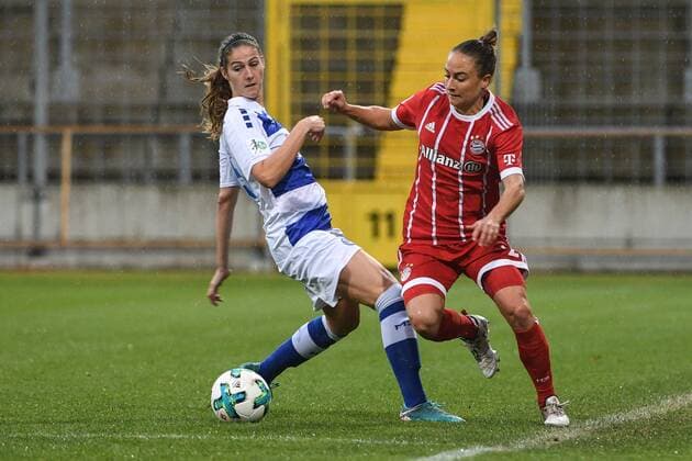 v.li.: Pia Rijsdijk (Duisburg, 25) Gina Lewandowski (FC Bayern München, FCB, 2) im Zweikampf, Duell, duel, tackle, Dynamik, Action, Aktion, Fussball,Allianz Frauen-Bundesliga, FC Bayern München - MSV Duisburg,