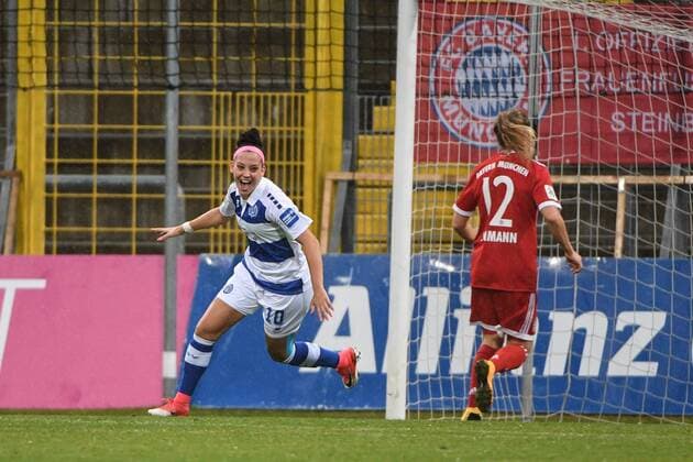 v.li.: Sofia Nati (Duisburg, 10) mit Torjubel, Jubel, Torjubel, Torerfolg, celebrate the goal, goal, celebration, Jubel ueber das Tor zum 0:1 durch Sofia Nati (Duisburg, 10), optimistisch, Action, Aktion, Jill Roord (FC Bayern München, FCB, 10) enttäuscht schauend, Enttäuschung, Frustration, disappointed, pessimistisch, Fussball,Allianz Frauen-Bundesliga, FC Bayern München - MSV Duisburg,