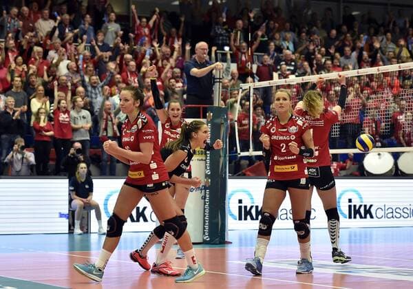 8. November 2017, Katharina Schwabe (DSC), Eva Hodanova (DSC), Myrthe Schoot (DSC), Mareen Apitz (DSC), Barbara Wezorke (DSC), v.l., Dresdner SC -MTV Allianz Stuttgart 3:2, DVV, Volleyball, 1. Bundesliga,