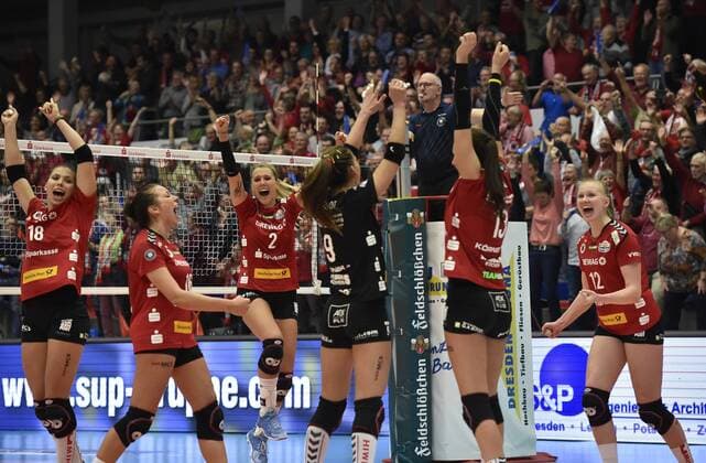 8. November 2017, Siegjubel, v.l. Sasa Planinsec (DSC), Katharina Schwabe (DSC), Mareen Apitz (DSC), Myrthe Schoot (DSC), Eva Hodanova (DSC), pk, Dresdner SC -MTV Allianz Stuttgart 3:2, DVV, Volleyball, 1. Bundesliga,