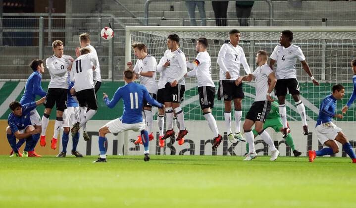 Deutschland - Italien Fußball U20 Länderspiel Chemnitz, 09.11.2017, community4you Arena, Fussball, U20 Länderspiel. , Bundesrepublik Deutschland vs. Italien . , Tor für Italien, Treffer zum 0:1 durch Torschütze Simone Edera (mi., U20, Italien). ,