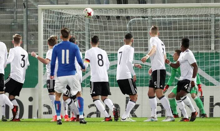 Deutschland - Italien Fußball U20 Länderspiel Chemnitz, 09.11.2017, community4you Arena, Fussball, U20 Länderspiel. , Bundesrepublik Deutschland vs. Italien . , Tor für Italien, Treffer zum 0:1 durch Torschütze Simone Edera (mi., U20, Italien). ,