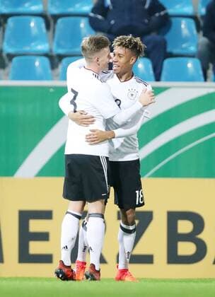 Deutschland - Italien Fußball U20 Länderspiel Chemnitz, 09.11.2017, community4you Arena, Fussball, U20 Länderspiel. , Bundesrepublik Deutschland vs. Italien . , Tor für Deutschland, Torjubel nach dem Treffer zum 1:1 durch Torschütze Sidney Friede (re., U20 GER, Hertha BSC) mit Maximilian Mittelstädt (U20 GER, Hertha BSC)