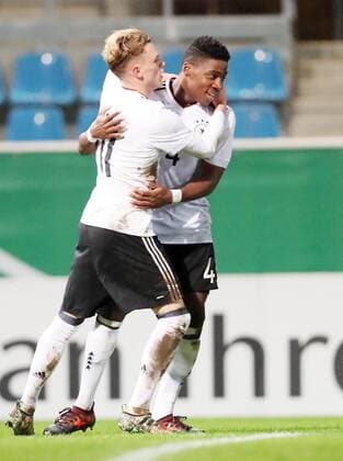 Deutschland - Italien Fußball U20 Länderspiel Chemnitz, 09.11.2017, community4you Arena, Fussball, U20 Länderspiel. , Bundesrepublik Deutschland vs. Italien . , Tor für Deutschland, Torjubel nach dem Treffer zum 2:1 durch Torschütze Robin Hack (U20 GER, Hoffenheim) mit Frederic Ananou (re., U20 GER, Roda Kerkrade)