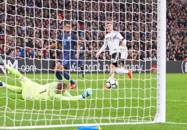 Timo WERNER, 11 DFB Torschuss, schiesst aufs Tor, schiessen, zieht ab, Spannschuss , Freistoss, ENGLAND - DEUTSCHLAND Freundschaftsspiel, friendly match, Deutsche Fussball Nationalmannschaft, DFB am 10.11.2017 im W e m b l e y S t a d i o n London, Grossbritannien.