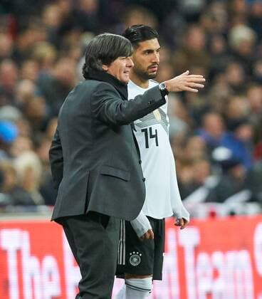 DFB Bundestrainer Joachim Jogi LOEW, LÖW,Emre CAN, DFB 14 Einwechslung, Auswechslung, Wechsel, Spielerwechsel gestikuliert und gibt Anweisungen, Aktion, Einzelbild, Einzelaktion, Gestik, Geste, Mimik, Handbewegung, zeigen, deuten ENGLAND - DEUTSCHLAND Freundschaftsspiel, friendly match, Deutsche Fussball Nationalmannschaft, DFB am 10.11.2017 im W e m b l e y S t a d i o n London, Grossbritannien.