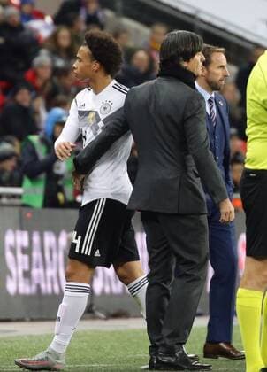 London , Fußball Länderspiel England vs. Deutschland , Leroy Sane ( GER ) nach seiner Auswechslung mit Trainer Joachim Löw ( GER )