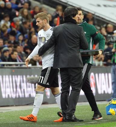 London , Fußball Länderspiel England vs. Deutschland , Timo Werner ( GER ) nach seiner Auswechslung mit Trainer Joachim Löw