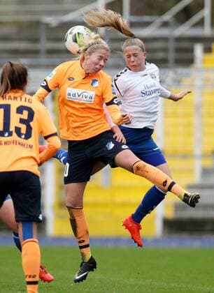GER, 1.Bundesliga, Frauen, FF USV Jena vs TSG Hoffenheim 12.11.17, Jena, Ernst-Abbe-Sportfeld, GER, Allianz Frauen Bundesliga 1.Bundesliga, Frauen, Saison 2017 2018, 08.Spieltag, FF USV Jena vs TSG Hoffenheim im Bild Luca Maria Graf (Jena) gegen Sharon Beck (Hoffenheim)