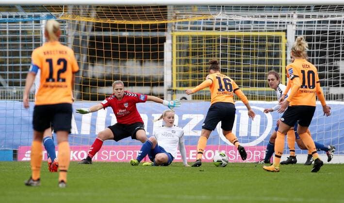 GER, 1.Bundesliga, Frauen, FF USV Jena vs TSG Hoffenheim 12.11.17, Jena, Ernst-Abbe-Sportfeld, GER, Allianz Frauen Bundesliga 1.Bundesliga, Frauen, Saison 2017 2018, 08.Spieltag, FF USV Jena vs TSG Hoffenheim im Bild Torhüterin Justien Odeurs (Jena) machtlos, Tor zum 0:1 durch Nicole Billa(Hoffenheim)
