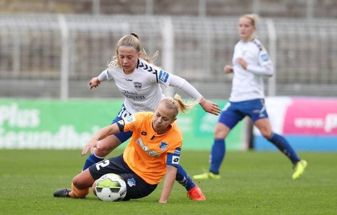 Bilder des Tages - SPORT GER, 1.Bundesliga, Frauen, FF USV Jena vs TSG Hoffenheim 12.11.17, Jena, Ernst-Abbe-Sportfeld, GER, Allianz Frauen Bundesliga 1.Bundesliga, Frauen, Saison 2017 2018, 08.Spieltag, FF USV Jena vs TSG Hoffenheim im Bild Luca Maria Graf (Jena) gegen Stephanie Breitner (Hoffenheim)
