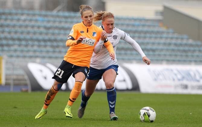 GER, 1.Bundesliga, Frauen, FF USV Jena vs TSG Hoffenheim 12.11.17, Jena, Ernst-Abbe-Sportfeld, GER, Allianz Frauen Bundesliga 1.Bundesliga, Frauen, Saison 2017 2018, 08.Spieltag, FF USV Jena vs TSG Hoffenheim im Bild Catherine Joan Bott (Jena) gegen Leonie Pankratz (Hoffenheim)