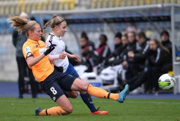 GER, 1.Bundesliga, Frauen, FF USV Jena vs TSG Hoffenheim 12.11.17, Jena, Ernst-Abbe-Sportfeld, GER, Allianz Frauen Bundesliga 1.Bundesliga, Frauen, Saison 2017 2018, 08.Spieltag, FF USV Jena vs TSG Hoffenheim im Bild Luca Maria Graf (Jena) gegen Maximiliane Rall (Hoffenheim)