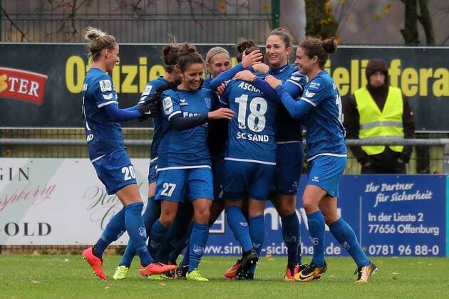 Spielerinnen vom SC Sand jubeln über das Tor zum 1:0, Jubel, Torjubel, Torerfolg, celebrate the goal, goal, celebration, Jubel ueber das Tor, optimistisch, Action, Aktion, Fussball, Allianz Frauen-Bundesliga, SC Sand - SC Freiburg,