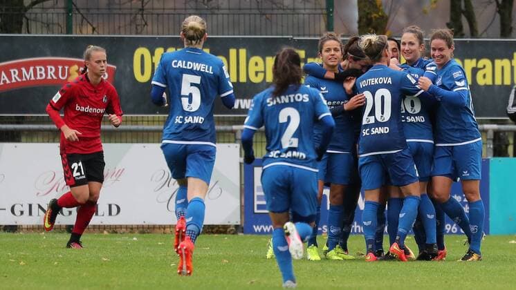 Spielerinnen vom SC Sand jubeln über das Tor zum 1:0, Jubel, Torjubel, Torerfolg, celebrate the goal, goal, celebration, Jubel ueber das Tor, optimistisch, Action, Aktion, Fussball, Allianz Frauen-Bundesliga, SC Sand - SC Freiburg,