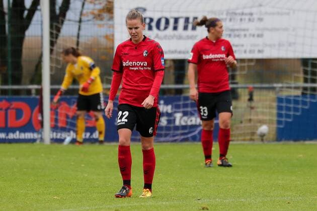 v.li.: Laura Benkarth (Torwart, Freiburg, 1), Lena Petermann (Freiburg, 22), Carolin Schiewe (Freiburg, 33), enttäuscht schauend, Enttäuschung, Frustration, disappointed, pessimistisch, Fussball, Allianz Frauen-Bundesliga, SC Sand - SC Freiburg,