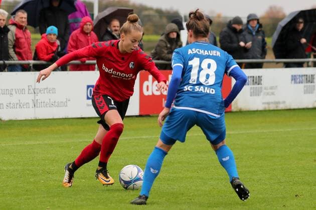 v.li.: Giulia Gwinn (Freiburg, 7), Verena Aschauer (Sand, 18), Aktion, Action, Spielszene, Fussball, Allianz Frauen-Bundesliga, SC Sand - SC Freiburg,