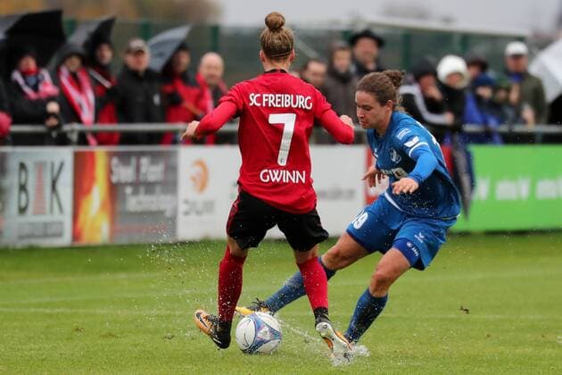 v.li.: Giulia Gwinn (Freiburg, 7), Nina Burger (Sand, 19), Zweikampf, Duell, duel, tackle, tackling, Dynamik, Action, Aktion, Fussball, Allianz Frauen-Bundesliga, SC Sand - SC Freiburg,