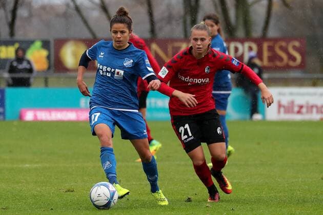 v.li.: Laura Feiersinger (Sand, 27), Klara Bühl (Klara Buehl, Freiburg, 21), Aktion, Action, Spielszene, Fussball, Allianz Frauen-Bundesliga, SC Sand - SC Freiburg,