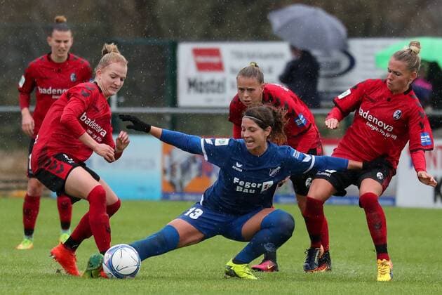 v.li.: Kim Fellhauer (Freiburg, 5), Sylvia Arnold (Sand, 13), Klara Bühl (Klara Buehl, Freiburg, 21), Julia Simic (Freiburg, 10), Zweikampf, Duell, duel, tackle, tackling, Dynamik, Action, Aktion, Fussball, Allianz Frauen-Bundesliga, SC Sand - SC Freiburg,