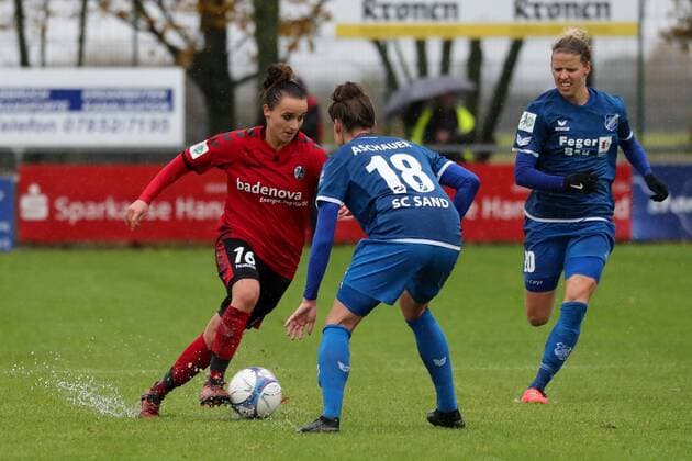 v.li.: Lina Maria Magull (Freiburg, 16), Verena Aschauer (Sand, 18), Jana Vojtekova (Sand, 20), Aktion, Action, Spielszene, Fussball, Allianz Frauen-Bundesliga, SC Sand - SC Freiburg,
