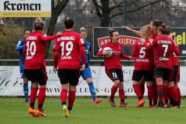 Spielerinnen vom SC Freiburg jubeln über das Tor zum 1:1, Jubel, Torjubel, Torerfolg, celebrate the goal, goal, celebration, Jubel ueber das Tor, optimistisch, Action, Aktion, Fussball, Allianz Frauen-Bundesliga, SC Sand - SC Freiburg,