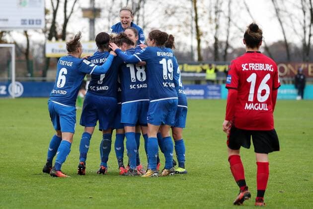 Spielerinnen vom SC Sand jubeln über das Tor zum 2:1, Jubel, Torjubel, Torerfolg, celebrate the goal, goal, celebration, Jubel ueber das Tor, optimistisch, Action, Aktion, Fussball, Allianz Frauen-Bundesliga, SC Sand - SC Freiburg,