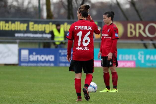 v.li.: Lina Maria Magull (Freiburg, 16), Hasret Kayikci (Freiburg, 11), enttäuscht schauend, Enttäuschung, Frustration, disappointed, pessimistisch, Fussball, Allianz Frauen-Bundesliga, SC Sand - SC Freiburg,