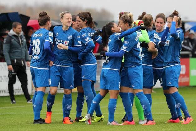 Spielerinnen vom SC Sand schwören sich auf das Spiel ein mit Jubel, Freude und Umarmungen, Motivation, Freude, freundlich, fröhlich, strahlend, optimistisch, Fussball, Allianz Frauen-Bundesliga, SC Sand - SC Freiburg,