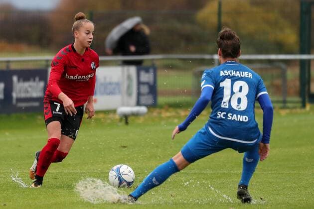 v.li.: Giulia Gwinn (Freiburg, 7), Verena Aschauer (Sand, 18), Aktion, Action, Spielszene, Fussball, Allianz Frauen-Bundesliga, SC Sand - SC Freiburg,