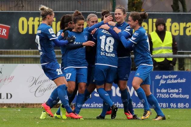Spielerinnen vom SC Sand jubeln über das Tor zum 1:0, Jubel, Torjubel, Torerfolg, celebrate the goal, goal, celebration, Jubel ueber das Tor, optimistisch, Action, Aktion, Fussball, Allianz Frauen-Bundesliga, SC Sand - SC Freiburg,
