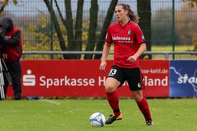 Carolin Schiewe (Freiburg, 33), am Ball, Spielszene, Freisteller, Ganzkörper, Einzelbild, Aktion, Action, Fussball, Allianz Frauen-Bundesliga, SC Sand - SC Freiburg,