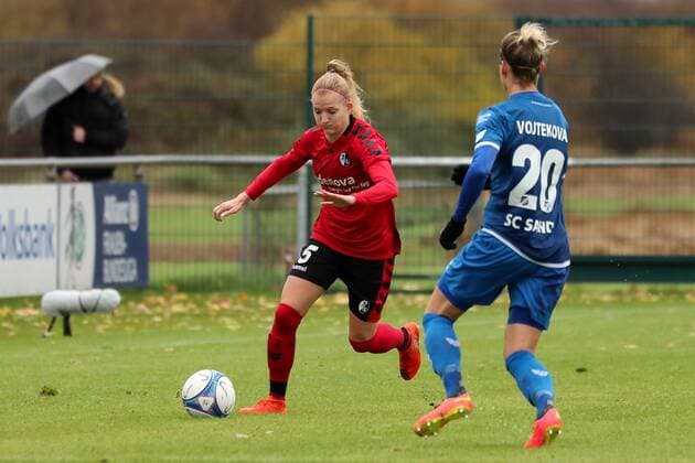 v.li.: Kim Fellhauer (Freiburg, 5), Jana Vojtekova (Sand, 20), Aktion, Action, Spielszene, Fussball, Allianz Frauen-Bundesliga, SC Sand - SC Freiburg,