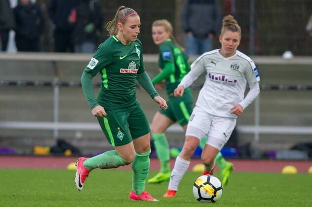 v.li.: Cindy König (Koenig, SV Werder Bremen, 11) am Ball, Aktion, Action, Linda Dallmann (SGS Essen, 10), Fussball, Allianz Frauen-Bundesliga, SV Werder Bremen - SGS Essen,