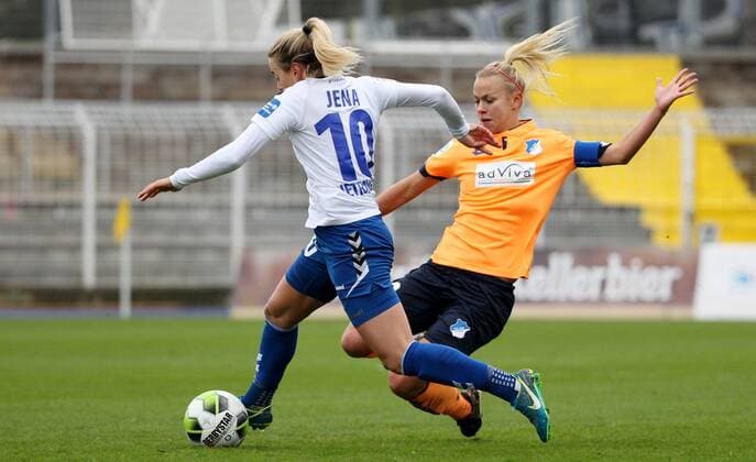 GER, 1.Bundesliga, Frauen, FF USV Jena vs TSG Hoffenheim 12.11.17, Jena, Ernst-Abbe-Sportfeld, GER, Allianz Frauen Bundesliga 1.Bundesliga, Frauen, Saison 2017 2018, 08.Spieltag, FF USV Jena vs TSG Hoffenheim im Bild Amelia Pietrangelo (Jena) gegen Stephanie Breitner (Hoffenheim)