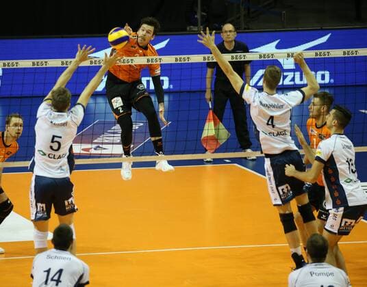 GER, 1.VBL, BR VOLLEYS VS. SVG Lueneburg 12.11.2017, Max Schmeling Halle, Berlin, GER, 1.VBL, BR VOLLEYS VS. SVG Lueneburg, im Bild Steven Marshall (BR Volleys 2), Cody Kessel (Lueneburg 5), Noah Baxpoehler (Lueneburg 4)