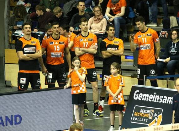 GER, 1.VBL, BR VOLLEYS VS. SVG Lueneburg 12.11.2017, Max Schmeling Halle, Berlin, GER, 1.VBL, BR VOLLEYS VS. SVG Lueneburg, im Bild Georg Klein (BR Volleys 7), Kyle Russell (BR Volleys 15), Egor Bogachev (BR Volleys 17), Pierre Pujol (BR Volleys 18), Adam White (BR Volleys 11)