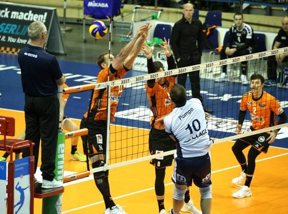 GER, 1.VBL, BR VOLLEYS VS. SVG Lueneburg 12.11.2017, Max Schmeling Halle, Berlin, GER, 1.VBL, BR VOLLEYS VS. SVG Lueneburg, im Bild Sebastian Kuehner (BR Volleys 10), Graham Vigrass (BR Volleys 8), Matthias Pompe (Lueneburg 10)