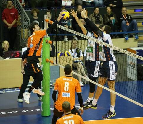 GER, 1.VBL, BR VOLLEYS VS. SVG Lueneburg 12.11.2017, Max Schmeling Halle, Berlin, GER, 1.VBL, BR VOLLEYS VS. SVG Lueneburg, im Bild Steven Marshall (BR Volleys 2), Adam Kocian (Lueneburg 8), Michel Schlien (Lueneburg 14)