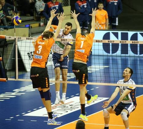 GER, 1.VBL, BR VOLLEYS VS. SVG Lueneburg 12.11.2017, Max Schmeling Halle, Berlin, GER, 1.VBL, BR VOLLEYS VS. SVG Lueneburg, im Bild Robert Kromm (BR Volleys 3), Aleksander Okolic (BR Volleys 1), Ryan Sclater (Lueneburg 15)