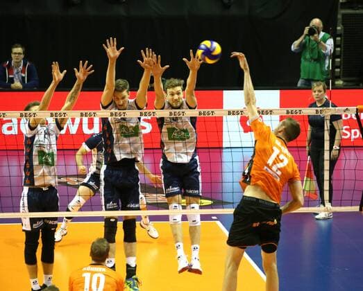 GER, 1.VBL, BR VOLLEYS VS. SVG Lueneburg 12.11.2017, Max Schmeling Halle, Berlin, GER, 1.VBL, BR VOLLEYS VS. SVG Lueneburg, im Bild Paul Carroll (BR Volleys 12), Adam Kocian (Lueneburg 8), Noah Baxpoehler (Lueneburg 4), Cody Kessel (Lueneburg 5)